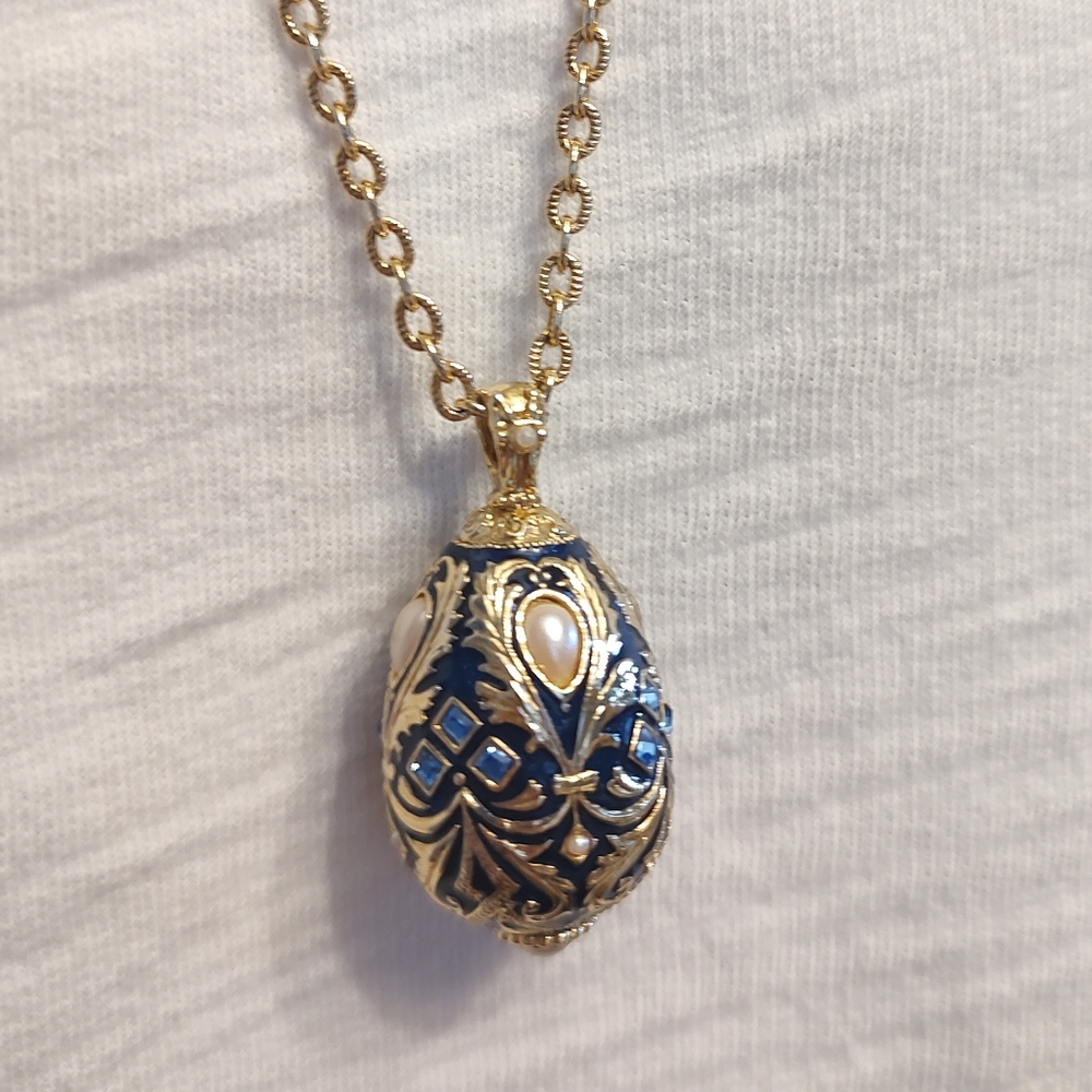 EUC Stunning Joan Rivers Vintage Egg Necklace